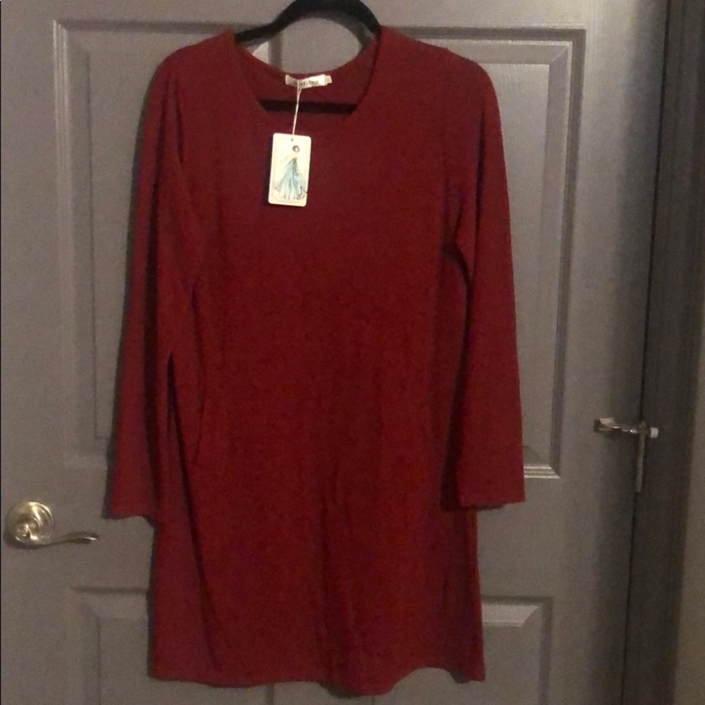 Dress. Dark red. Pockets. Tunic length.